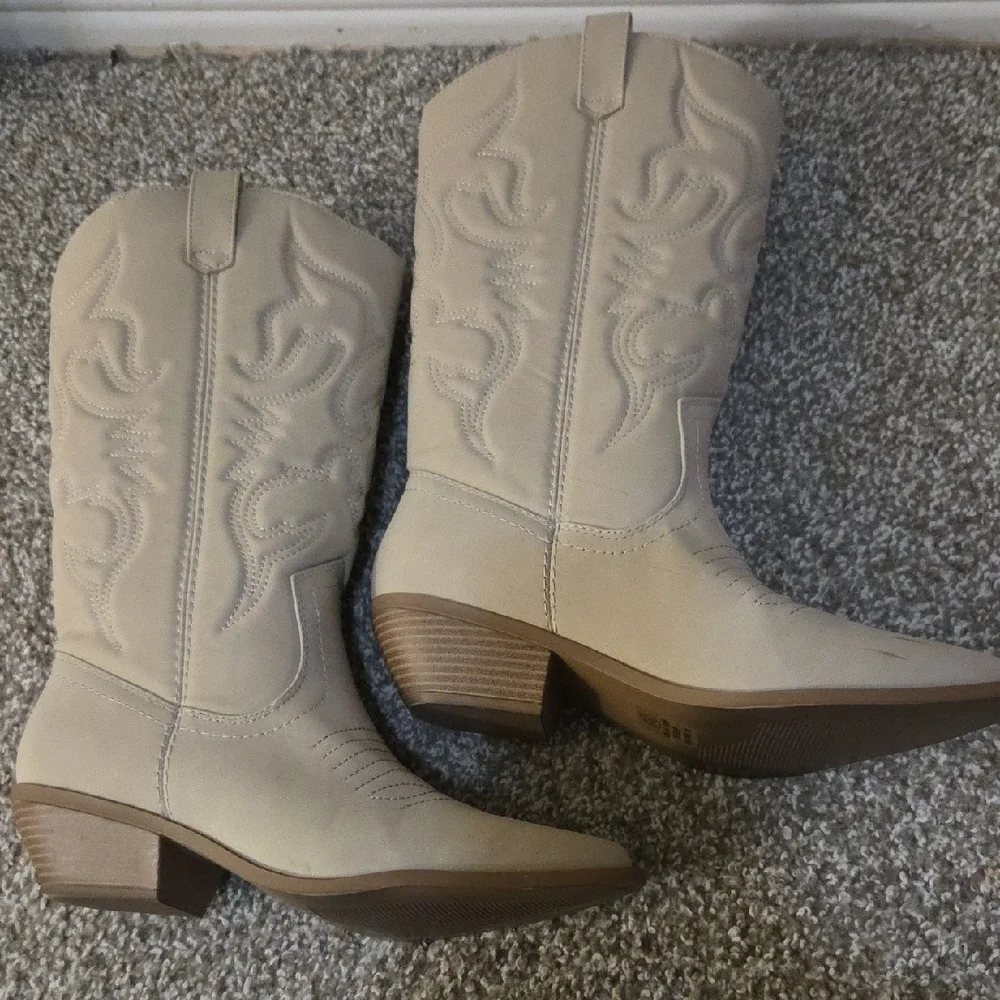 Soda Cream Suede Heeled Western Boots, Size 9.5, Wore 1x - Picture 4 of 5